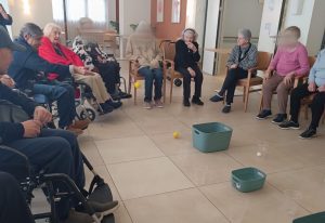 Personas mayores jugando en residencia