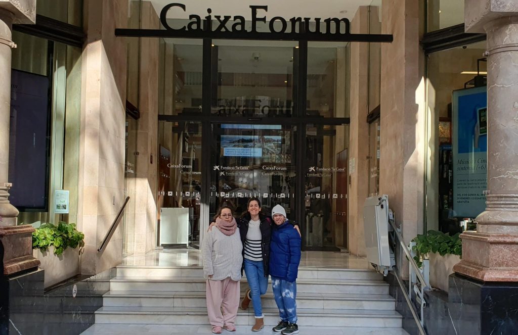 Persona viendo exposición