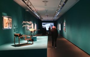 Persona viendo exposición