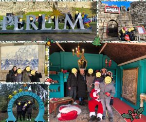 Chicos y chicas en un pueblo de Portugal decorado de navidad