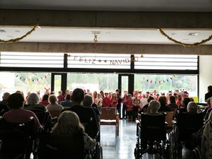 Niños cantando en festival de navidad