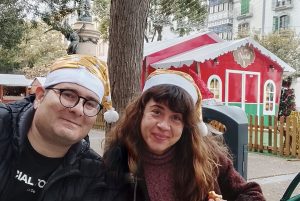 Personas en mercadillo navideño
