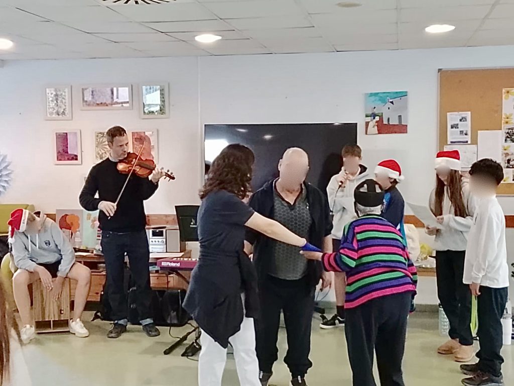 Personas en residencia en celebración navideña