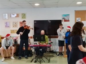 Personas en residencia en celebración navideña