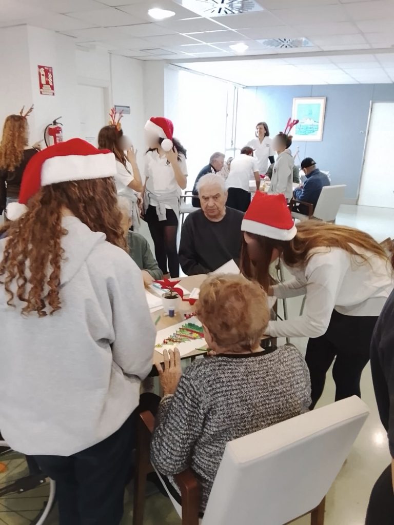 Personas en residencia en celebración navideña