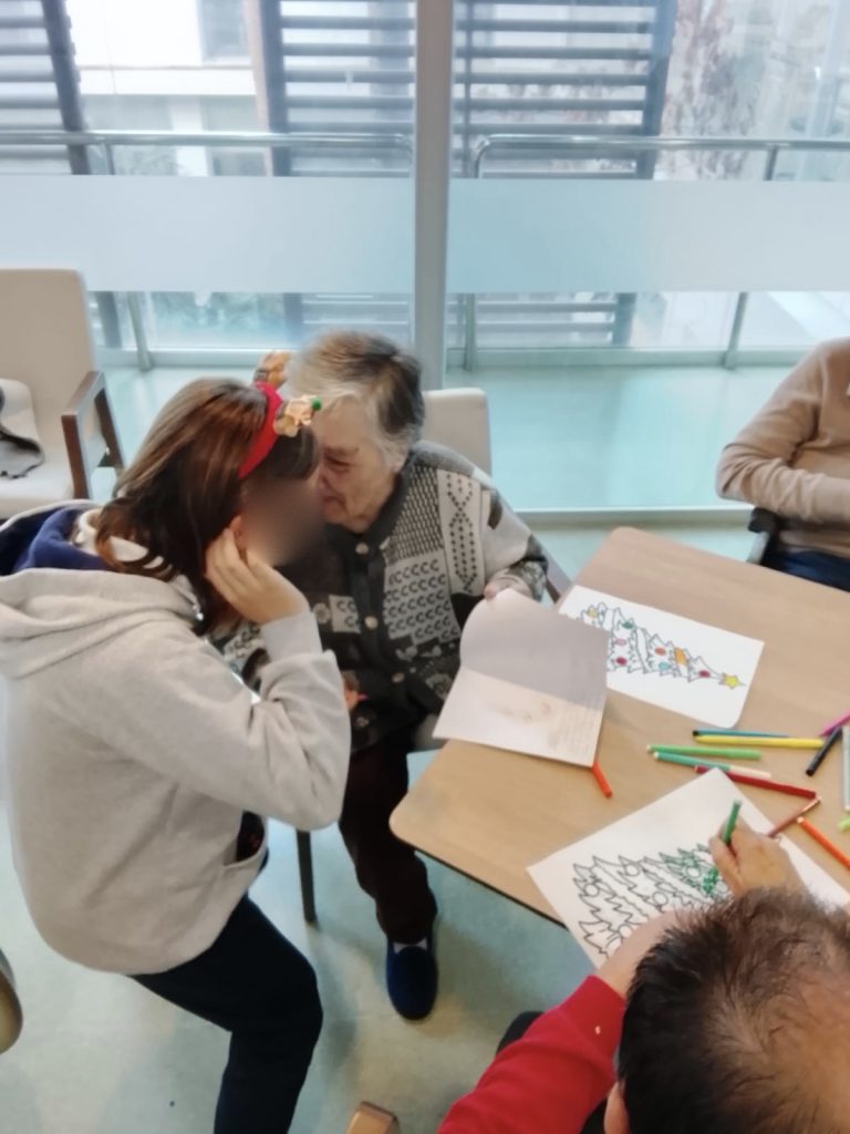 Personas en residencia en celebración navideña