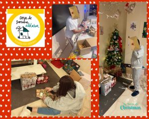 Niños abriendo regalos