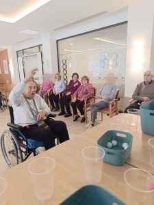 Personas mayores jugando en residencia
