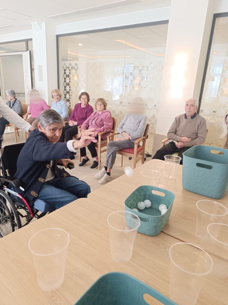 Personas mayores jugando en residencia
