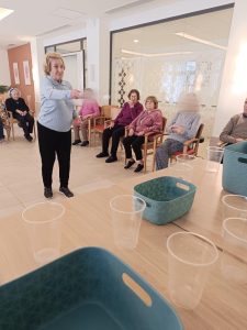 Personas mayores jugando en residencia