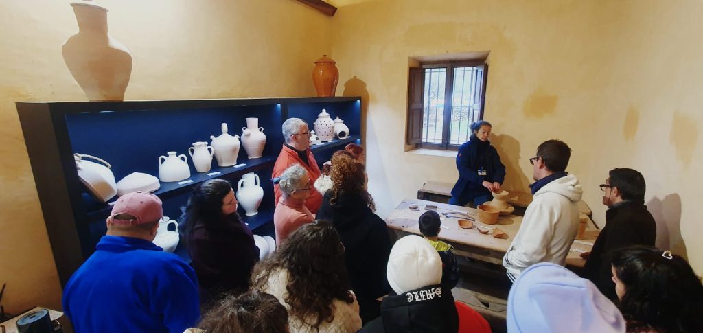 Personas en museo de cerámica