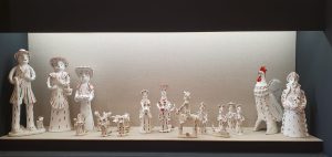 Personas en museo de cerámica