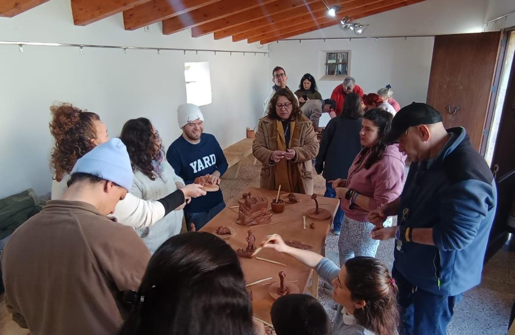 Personas en museo de cerámica