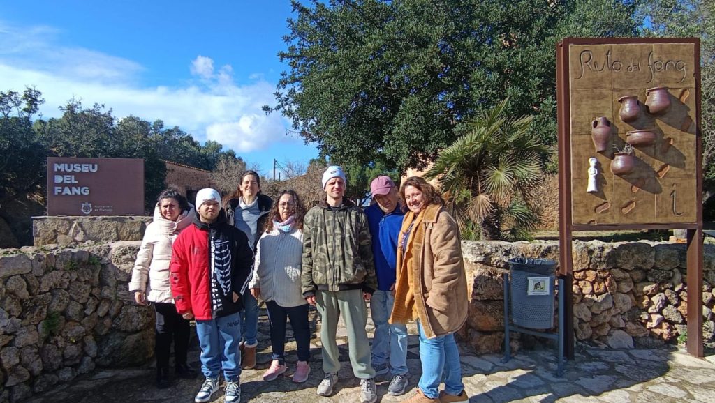 Personas en museo de cerámica
