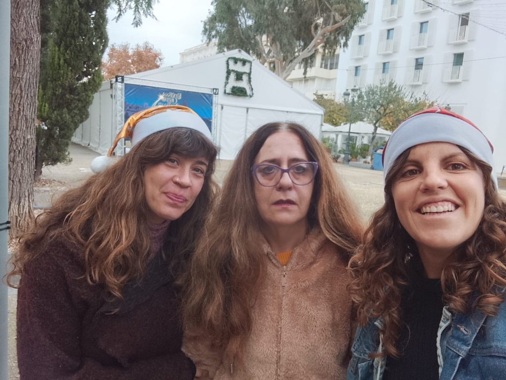 Personas en mercadillo navideño