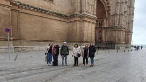Personas posando en el exterior de la catedral de Mallorca