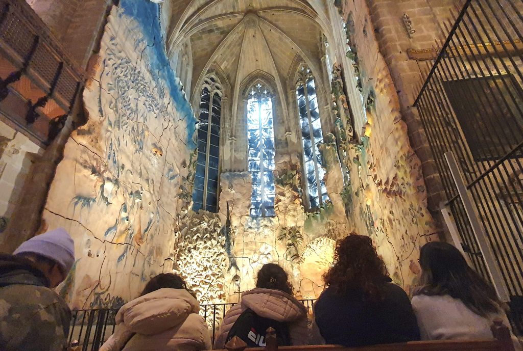 Personas en catedral de Palma
