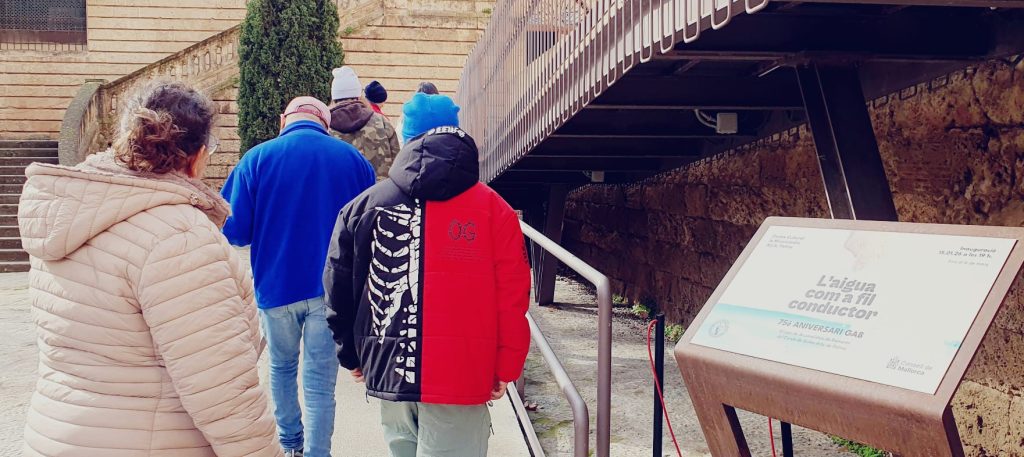 Personas viendo una exposición