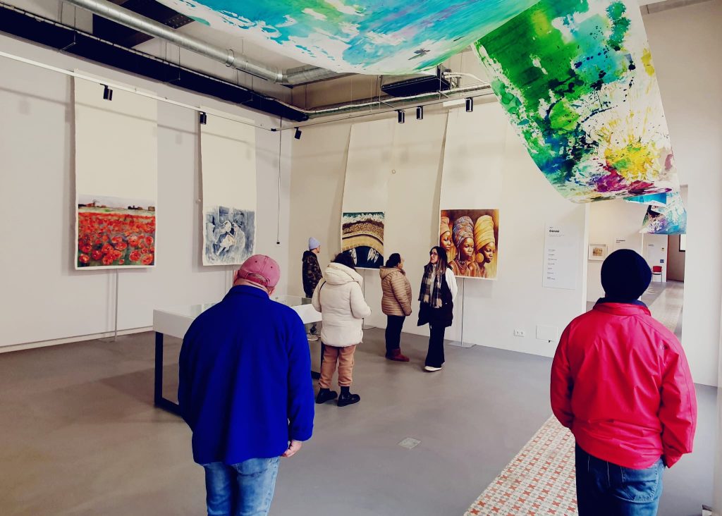 Personas viendo una exposición