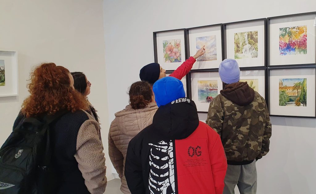 Personas viendo una exposición