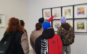 Personas viendo una exposición