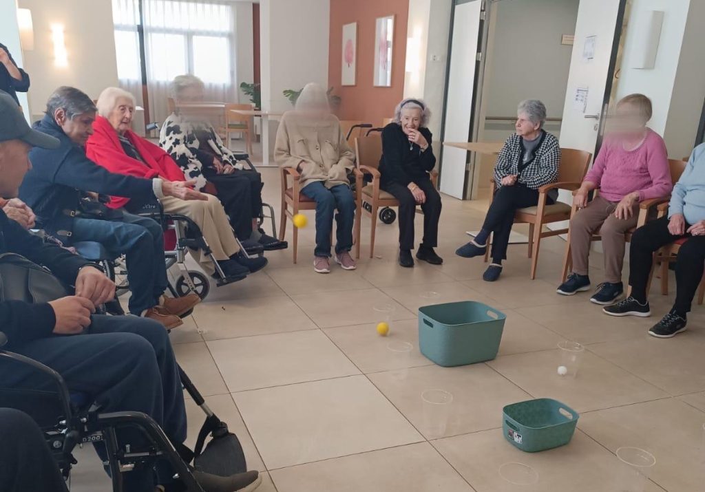 Personas mayores jugando a pelota