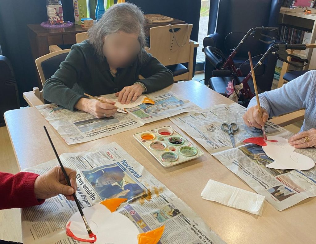 Personas mayores haciendo talleres