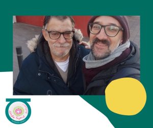 Selfie de dos personas sonriendo