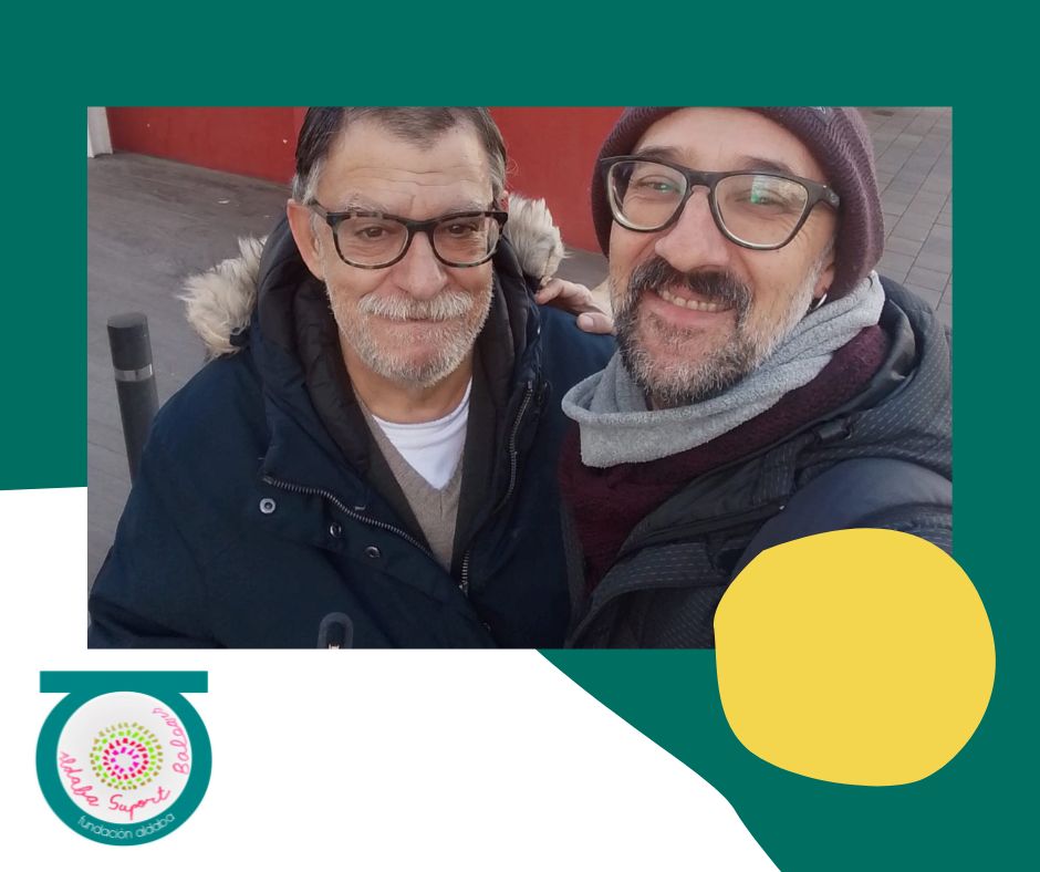 Selfie de dos personas sonriendo