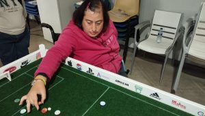 Personas jugando al futbol chapas