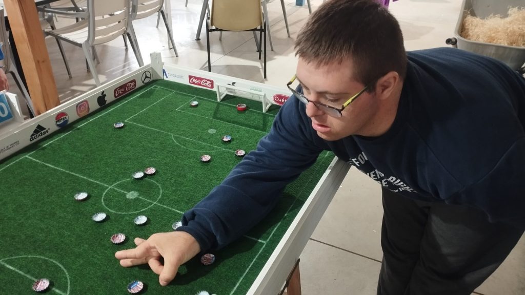 Personas jugando al futbol chapas