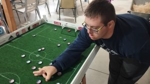 Personas jugando al futbol chapas