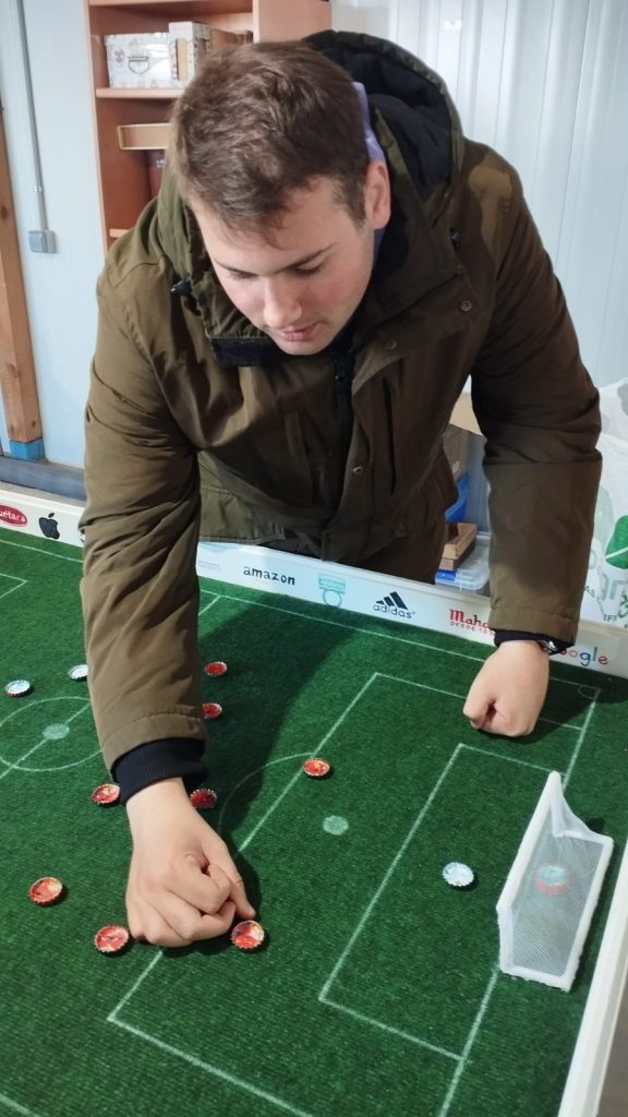 Personas jugando al futbol chapas