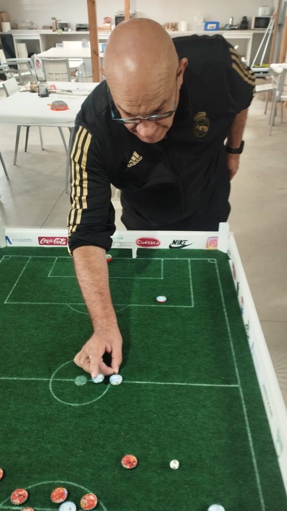 Personas jugando al futbol chapas