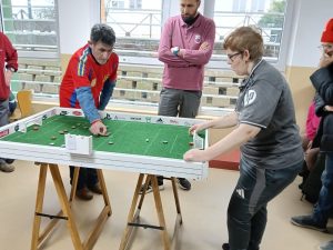 Personas jugando al futbol chapas