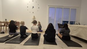 Personas haciendo yoga