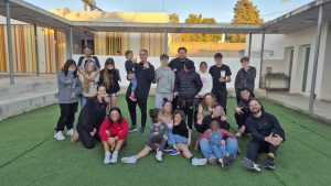 Voluntarios de Nike y chicos de las Llar haciendo deporte