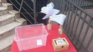 Personas disfrazadas en el entierro de la sardina