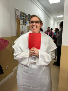 Personas disfrazadas en el entierro de la sardina