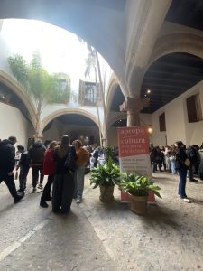 Personas en presentación de Apropa Cultura