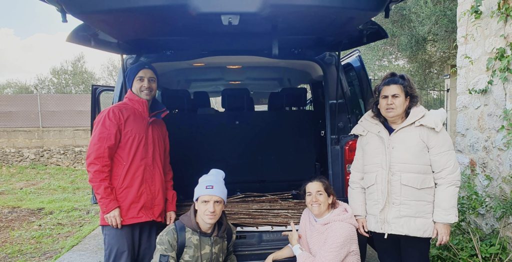 Personas posando con lo que van a reciclar