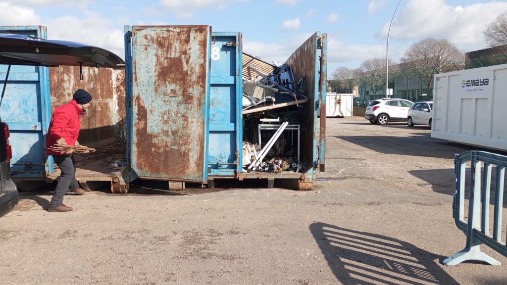 Persona reciclando varillas de hierro