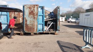 Persona reciclando varillas de hierro