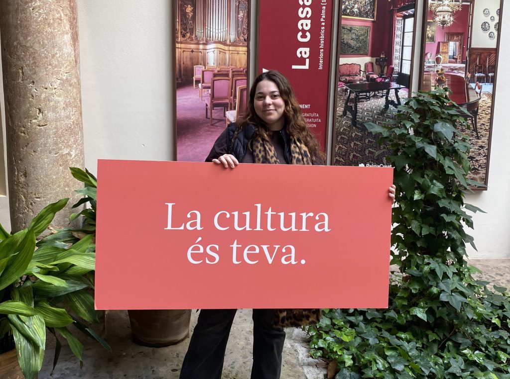 Personas con cartel donde pone La cultura es tuya