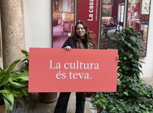 Personas con cartel donde pone La cultura es tuya