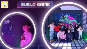 Niños posando en una juego de Suelo con luces