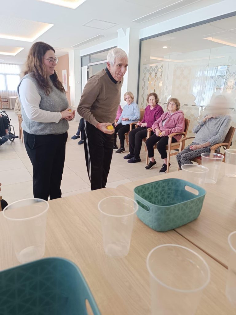 Personas mayores jugando con una pelota