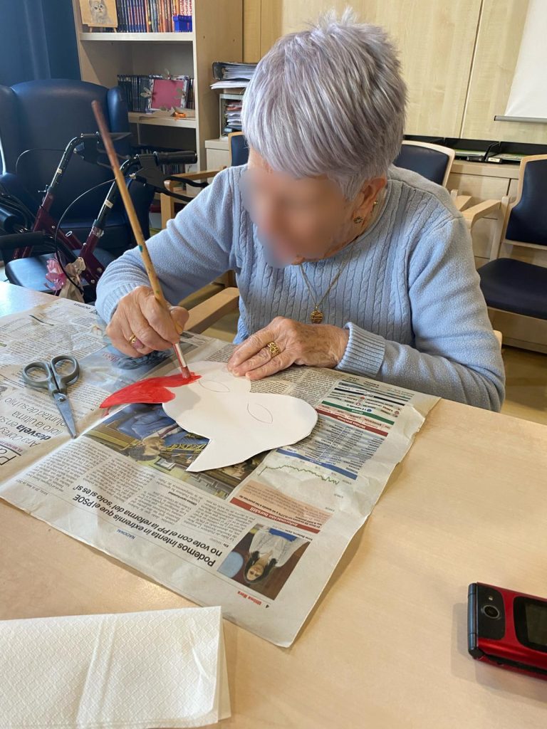 Personas mayores haciendo talleres