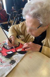 Personas mayores haciendo talleres