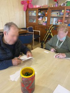 Personas mayores haciendo talleres